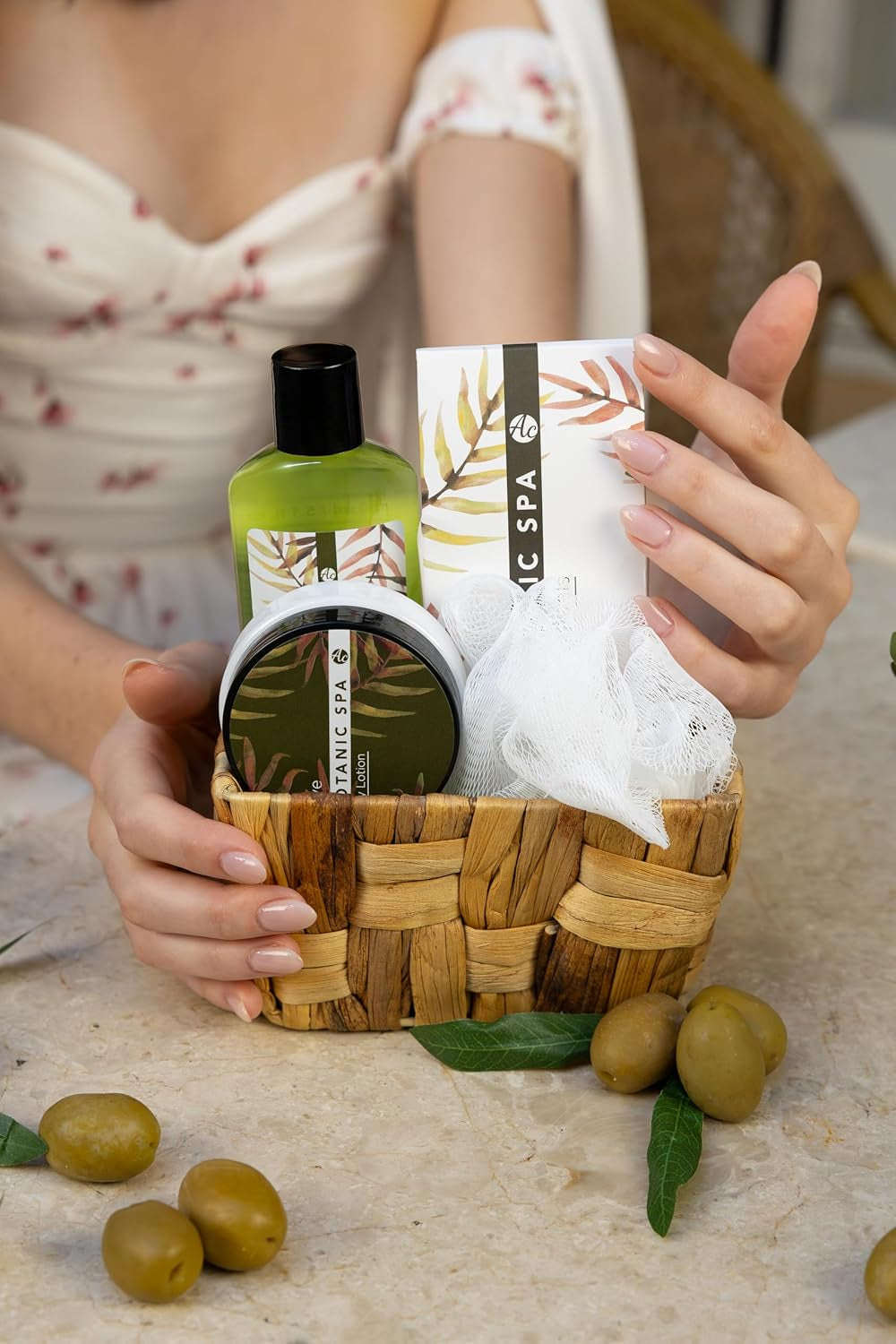 Coffret Cadeau OLIVE SPA Dans Un Panier En Jonc De Mer - Ensemble De Bain Et Douche - 5 Pièces Dans Un Panier Décoratif En Jonc De Mer, Cadeau D'Anniversaire, Kit Bien-Être Pour Les Femmes