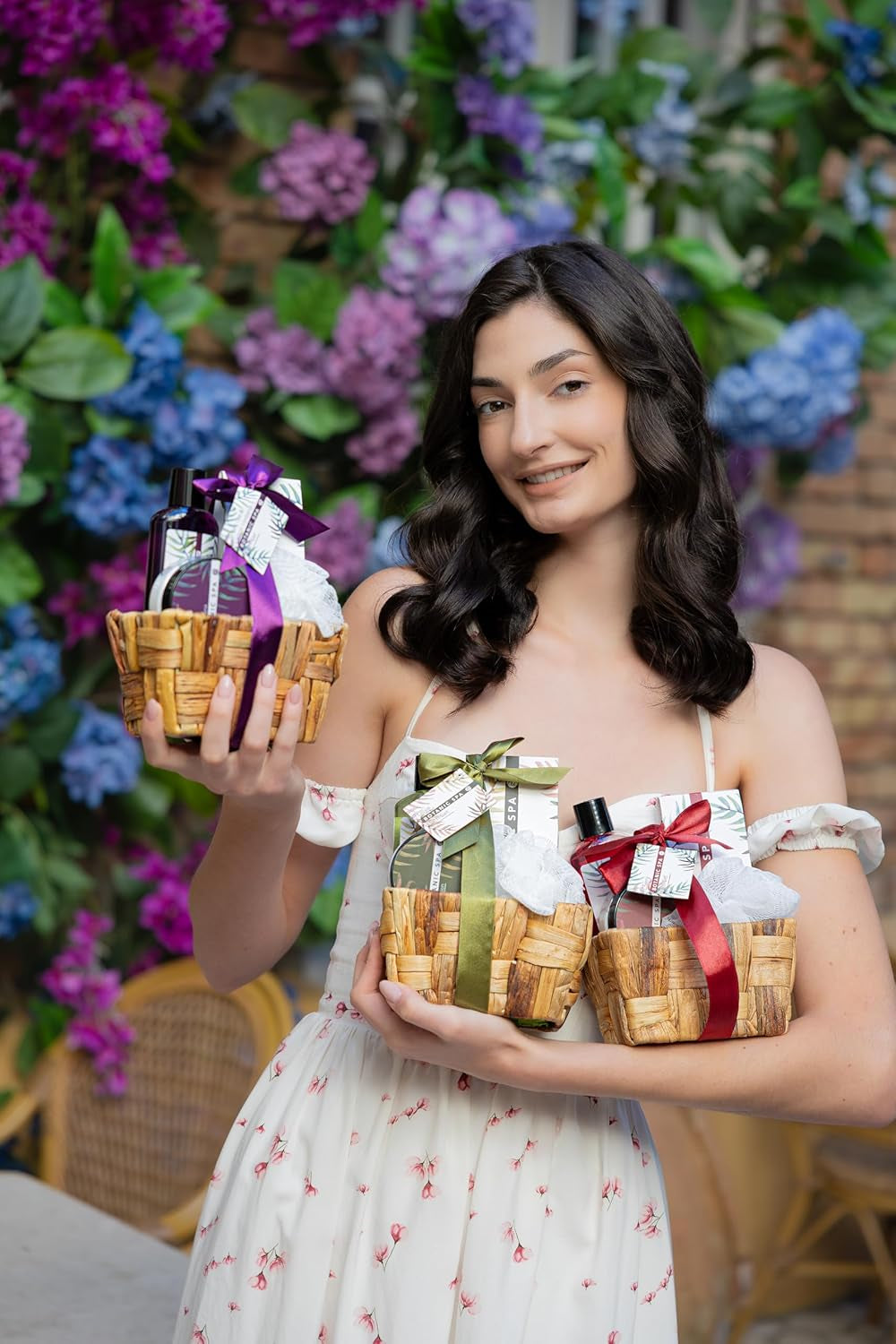 - Set De Bain Pour Femme CHERRY SPA Dans Un Panier - Set De Soins 4 Pièces Avec Gel Douche, Sel De Bain & Lotion Pour Le Corps - Cadeau Bien-Être Anniversaire Ou Saint-Valentin