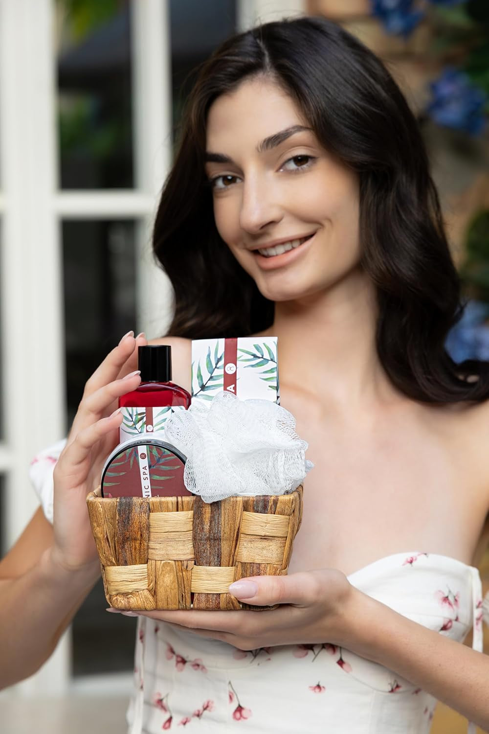 - Set De Bain Pour Femme CHERRY SPA Dans Un Panier - Set De Soins 4 Pièces Avec Gel Douche, Sel De Bain & Lotion Pour Le Corps - Cadeau Bien-Être Anniversaire Ou Saint-Valentin