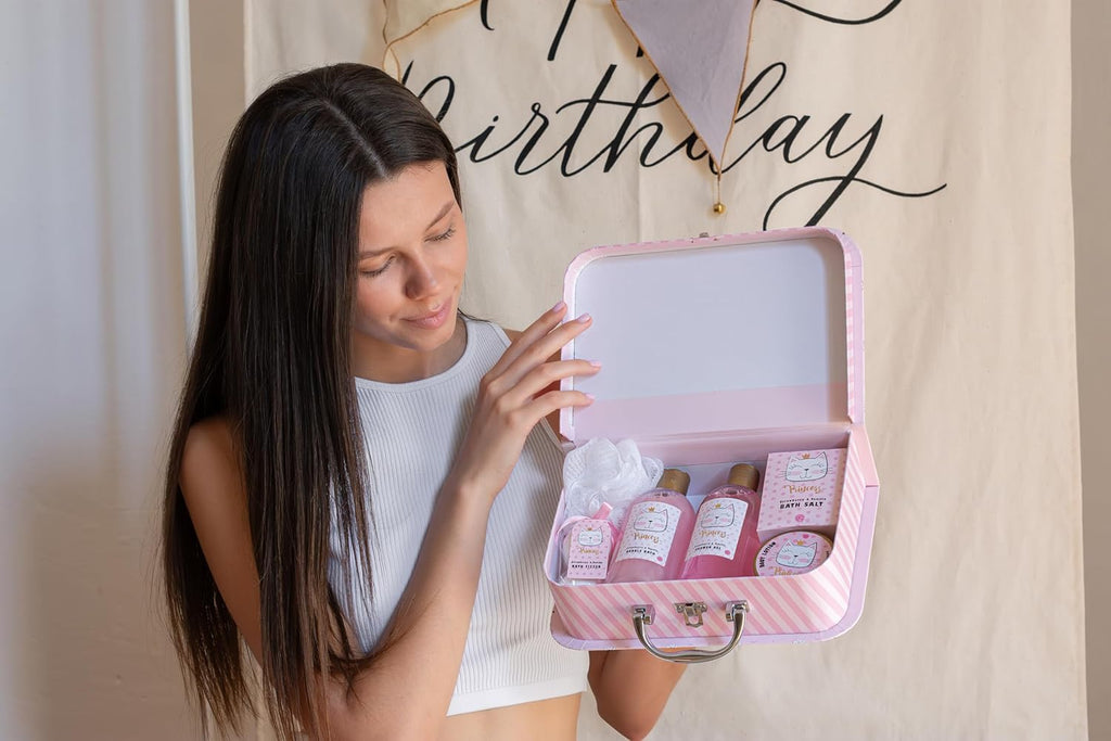 - Set Cadeau Princess Kitty Pour Filles & Femmes - Kit Douche 7 Pcs Avec Bain Moussant, Exfoliant, Gel, Lotion Pour Corps Etc. - Assortiment Soins Odeur Fraise & Vanille Dans Coffret Cadeaux